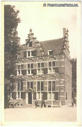 ansichtkaart: Amsterdam, Oude Gevel - O.Z. Voorburgwal. Het huis aan de drie grachten