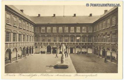 ansichtkaart: Breda, Koninklijke Militaire Academie. Binnenplaats