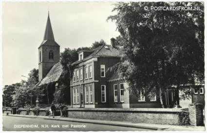 ansichtkaart: Diepenheim, N.H. Kerk met Pastorie