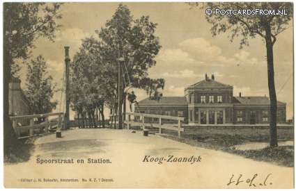 ansichtkaart: Koog aan de Zaan, Koog-Zaandyk. Spoorstraat en Station