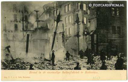ansichtkaart: Rotterdam, Brand in de voormalige Suikerfabriek