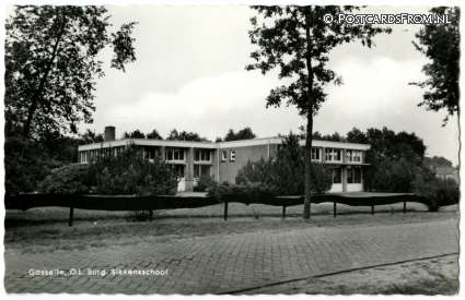 ansichtkaart: Gasselte, O.L. Burg. Sikkensschool