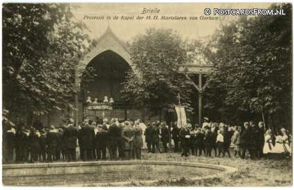 ansichtkaart: Brielle, Processie in de Kapel der H.H. Martelaren van Gorkum