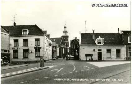 ansichtkaart: Hardinxveld-Giessendam, Het centrum met N.H. Kerk