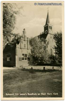 ansichtkaart: Schoorl, 16e eeuw's Raadhuis en Ned. Herv. Kerk
