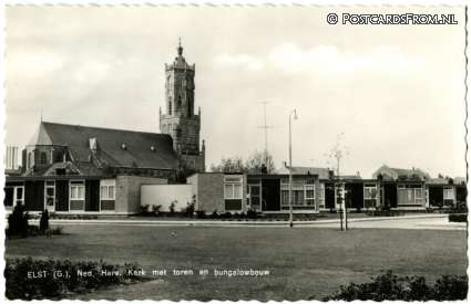 ansichtkaart: Elst GL, Ned. Herv. Kerk met toren en bungalowbouw