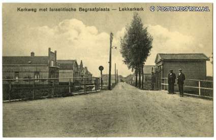 ansichtkaart: Lekkerkerk, Kerkweg met Israelitische Begraafplaats