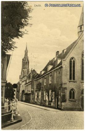 ansichtkaart: Delft, Nieuwstraat met Weeshuis
