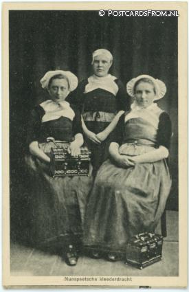 ansichtkaart: Nunspeet, Nunspeetsche kleederdracht