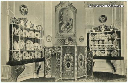 ansichtkaart: 's-Gravenhage, The House in the Wood. Porcelein and eathenware in white room