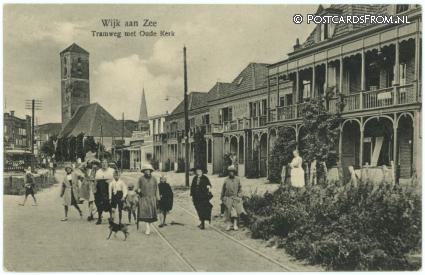 ansichtkaart: Wijk aan Zee, Tramweg met Oude Kerk