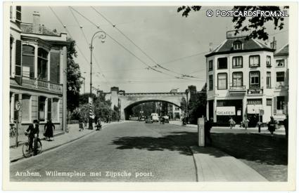 ansichtkaart: Arnhem, Willemsplein met Zijpsche poort