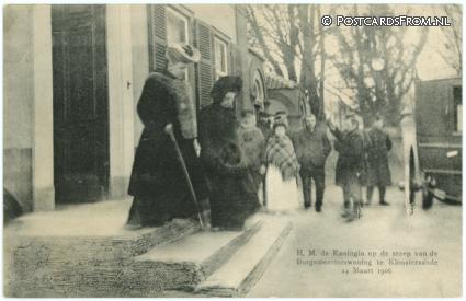 ansichtkaart: Kloosterzande, Koningin op de stoep Burgemeesterswoning 24 Maart 1906