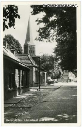 ansichtkaart: Hellendoorn, Bibenstraat met R.K. Kerk