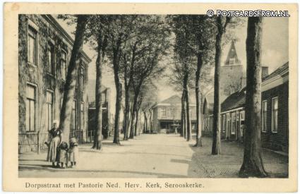 ansichtkaart: Serooskerke Walcheren, ? Dorpstraat met Pastorie Ned. Herv. Kerk