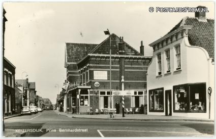 ansichtkaart: Raamsdonksveer, Keizersdijk. Prins Bernhardstraat. Hotel 'De Witte Leeuw'