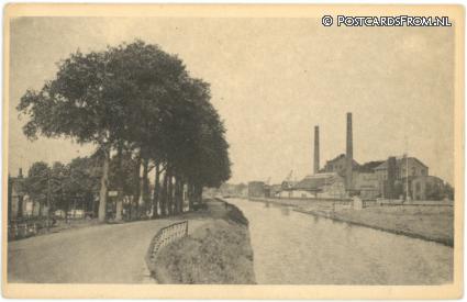 ansichtkaart: Groningen Vierverlaten, Hoendiep met N. Ned. Beetwortelsuikerfabriek