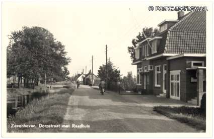 ansichtkaart: Zevenhoven, Dorpstraat met Raadhuis