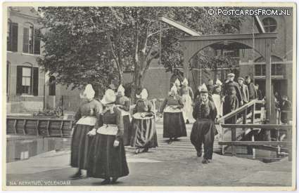 ansichtkaart: Volendam, Na Kerktijd