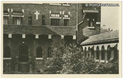 ansichtkaart: Enschede, Capucijnen-Klooster, Rijksweg 527. Pandhof