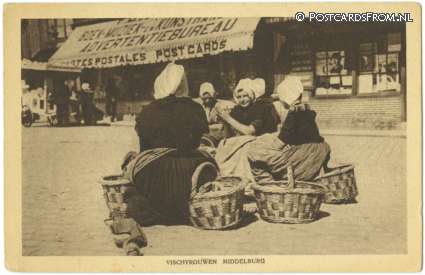 ansichtkaart: Middelburg, Vischvrouwen en Winkel Postcards