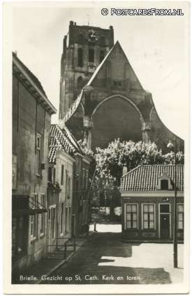 ansichtkaart: Brielle, Gezicht opSt. Cath. Kerk en toren