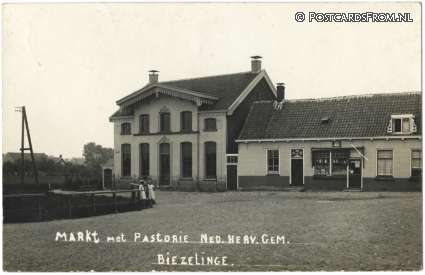 ansichtkaart: Kapelle, Biezelinge. Markt met Pastorie