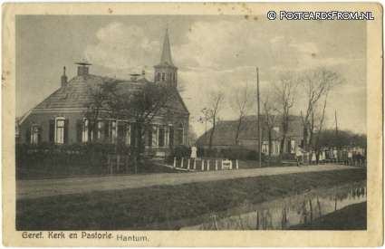 ansichtkaart: Hantum, Geref. Kerk en Pastorie