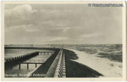 ansichtkaart: Harlingen, Storm a.d. Zuiderpier