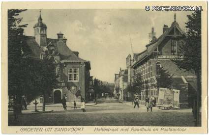 ansichtkaart: Zandvoort, Haltestraat met Raadhuis en Postkantoor