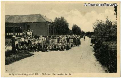 Serooskerke Walcheren, Wilgenhoekweg met Chr. School ansichtkaart: Serooskerke Walcheren, Wilgenhoekweg met Chr. School