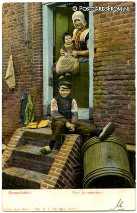 ansichtkaart: Bunschoten-Spakenburg, Over de onderdeur