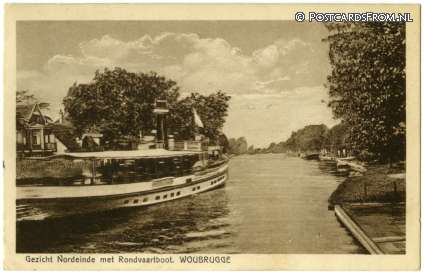 ansichtkaart: Woubrugge, Gezicht Nordeinde met Rondvaartboot