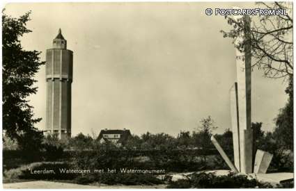 ansichtkaart: Leerdam, Watertoren met het Watermonument