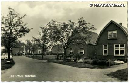 ansichtkaart: Sleeuwijk, Notenlaan