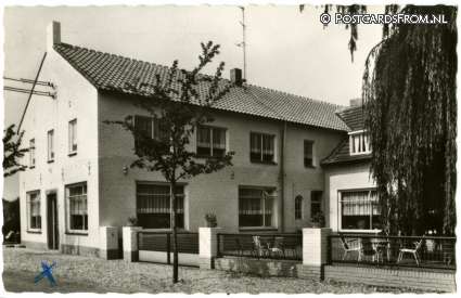 ansichtkaart: Lomm, Pension van Eijndt, Antoniusplein 6