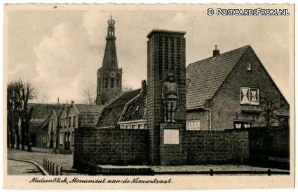ansichtkaart: Medemblik, Monument aan de Nieuwstraat