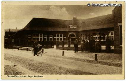 ansichtkaart: Lage Zwaluwe, Christelijke school