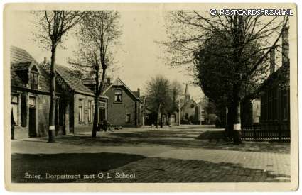 ansichtkaart: Enter, Dorpsstraat met O.L. School