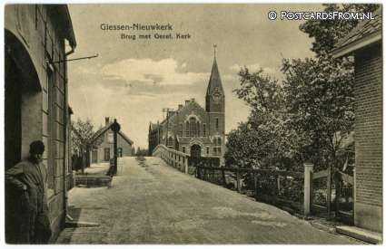 ansichtkaart: Giessen-Nieuwkerk, Brug met Geref. Kerk