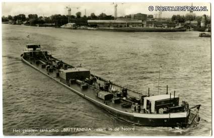 Alblasserdam, Het tankschip 'Brittannia' in de Noord. Scheepswerf Clements ansichtkaart: Alblasserdam, Het tankschip 'Brittannia' in de Noord. Scheepswerf Clements