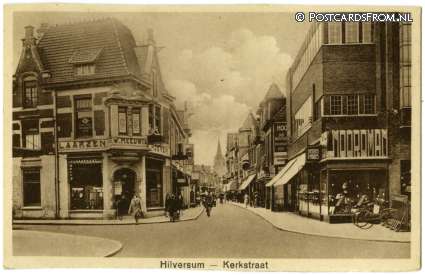 ansichtkaart: Hilversum, Kerkstraat. W. Meeuwis, Schoenen - Noordman, Heerenmodes