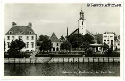ansichtkaart: Hellevoetsluis, Raadhuis en Ned. Herv. Kerk