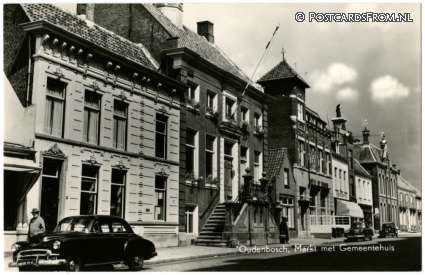ansichtkaart: Oudenbosch, Markt met Gemeentehuis