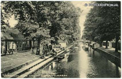 ansichtkaart: Enkhuizen, Oude Gracht Aardappelmarkt