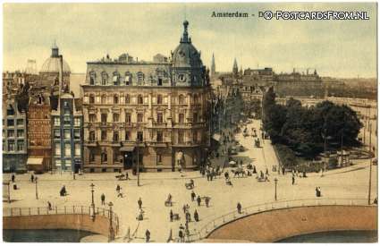ansichtkaart: Amsterdam, Damrak met Victoria Hotel