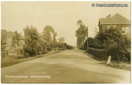 ansichtkaart: Geldermalsen, Stationsweg