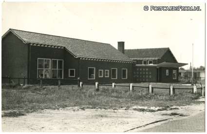 ansichtkaart: Westerhaar, Marijkeschool te Vriezenveensewijk