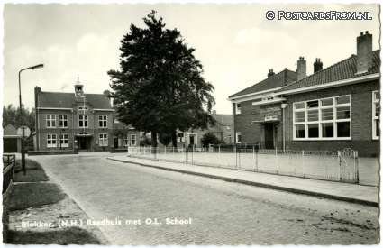 ansichtkaart: Blokker, Raadhuis met O.L. School