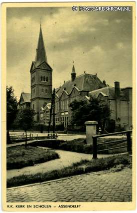 ansichtkaart: Assendelft, R.K. Kerk en Scholen